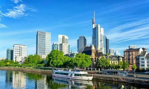 Frankfurter Skyline mit modernen Hochhäusern und historischer Kirche im Vordergrund