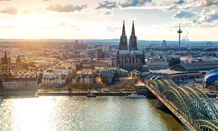 Die Kölner Skyline mit dem Dom und der Hohenzollernbrücke